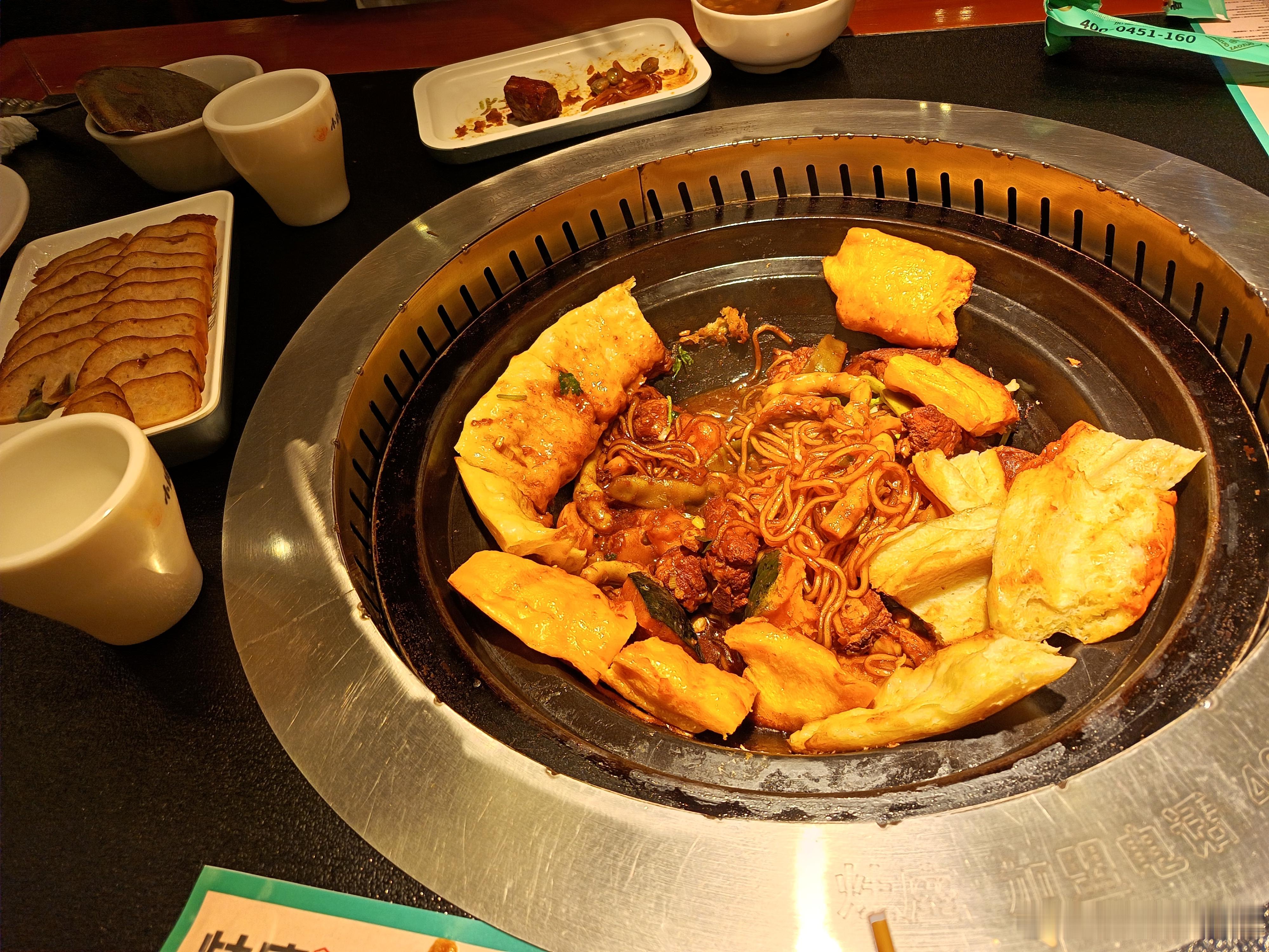 晚餐又来吃东北铁锅炖，排骨炖豆角，还有粉条，这一口下去，所有疲惫都烟消云散，果然