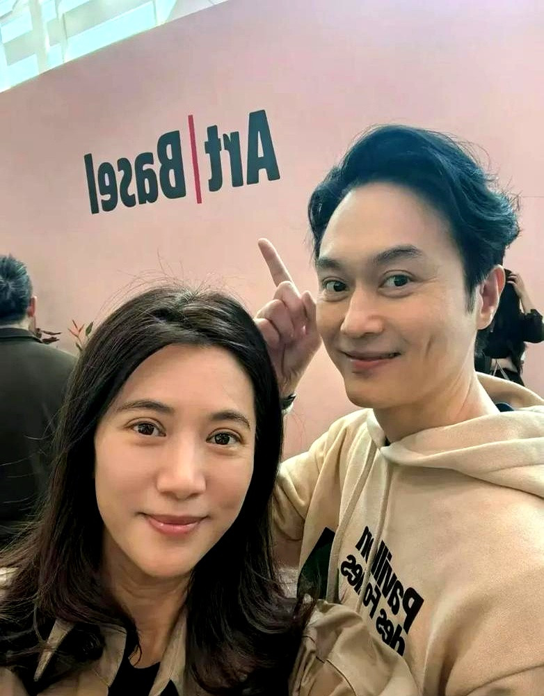袁咏仪晒了满桌顶级月饼，爱马仕、卡地亚、保时捷堆得像小山，没有任何品牌头衔，全凭真金白银把自己买成了