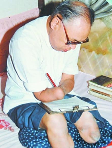 1950年，长津湖战役中，17岁的朱彦夫重伤昏迷，被美军补刀划开肚子，疼醒之后他