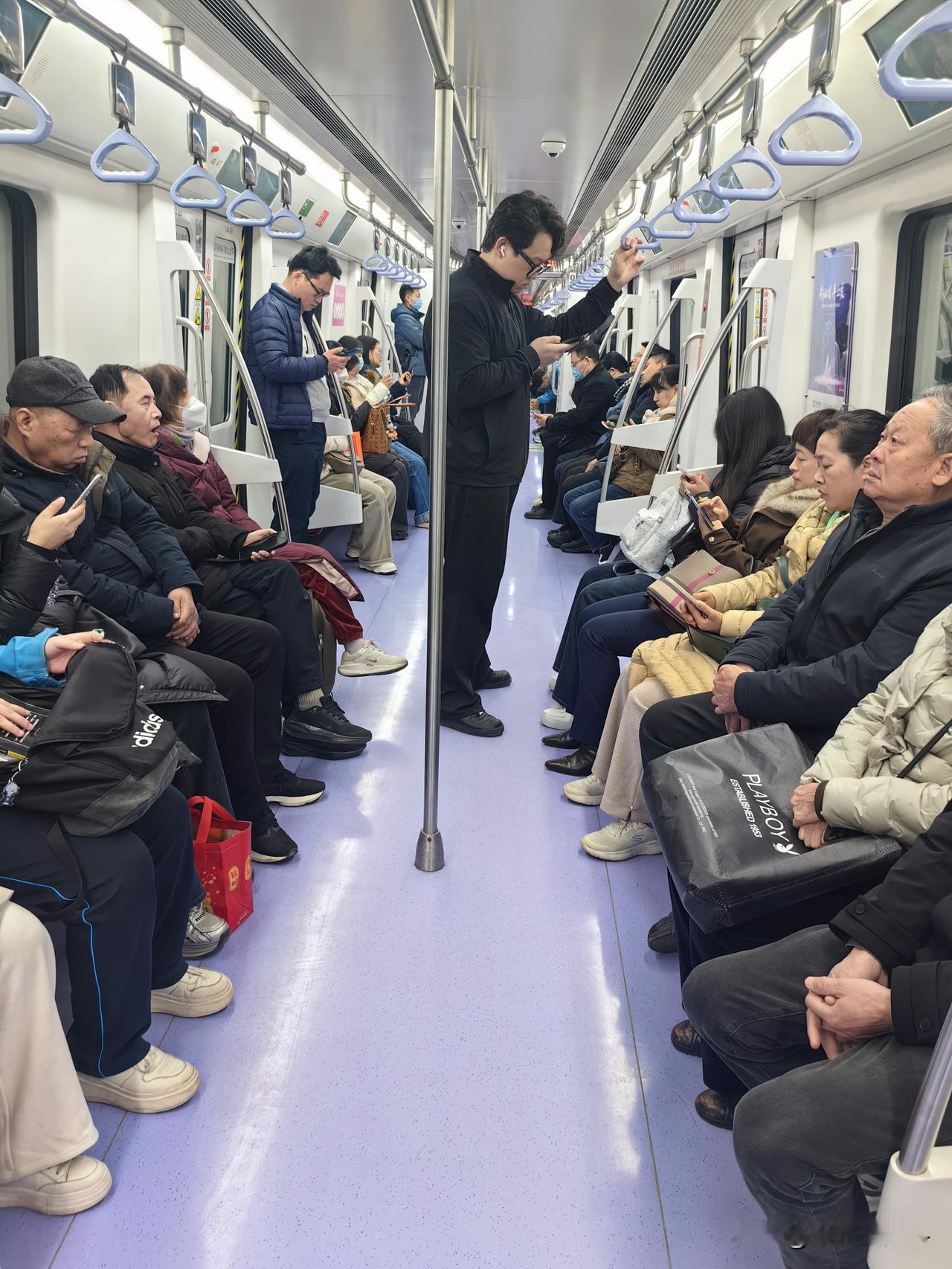 西安人口减少了[？？？]早上7点30的地铁6号线，和网传的牛马专线格格不入