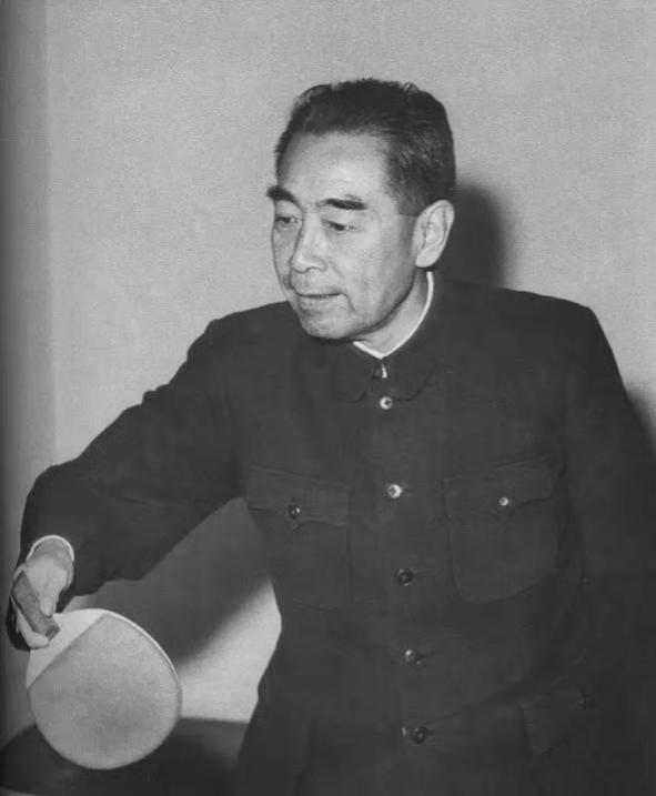 1960年11月，周总理在中南海西花厅打乒乓球。中南海西花厅设有乒乓球桌，是周总
