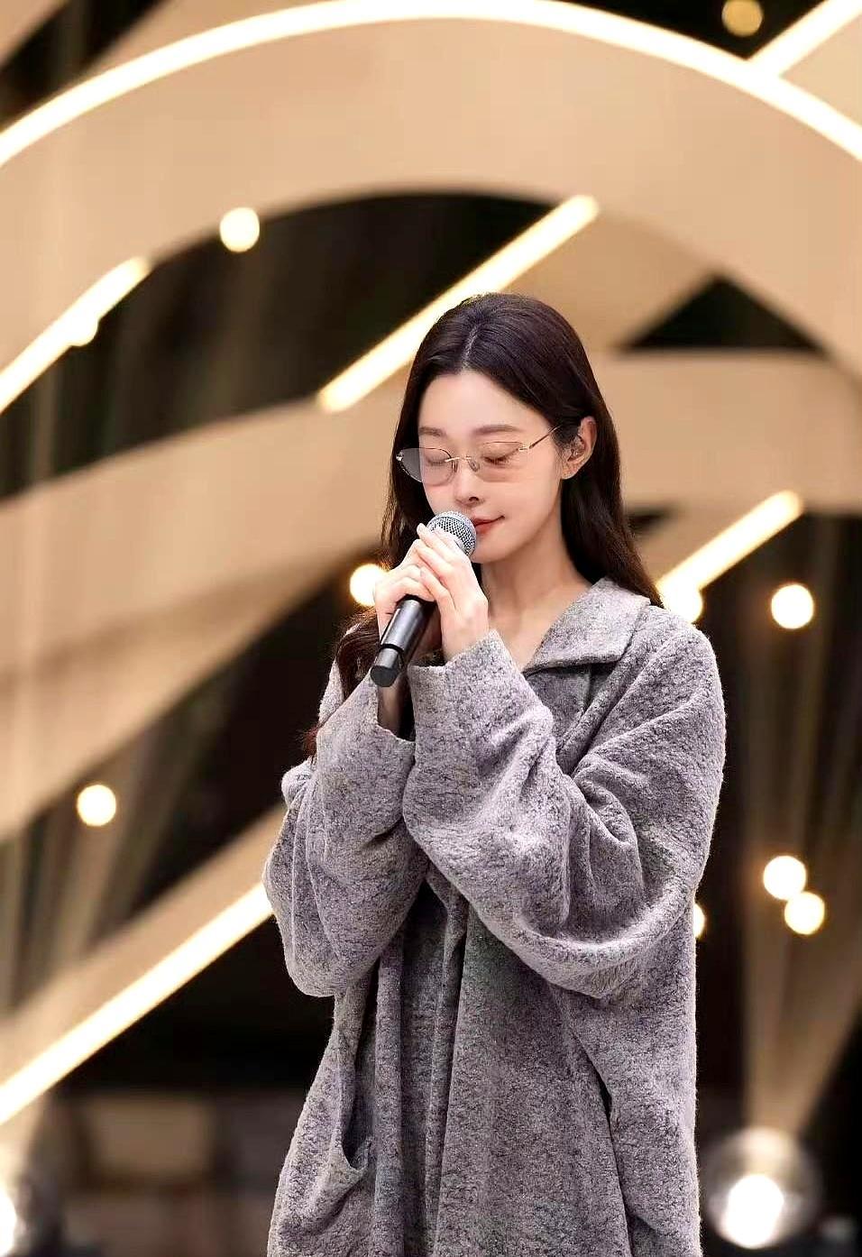 把Zara基础款穿出高定感，宋轶这身“灰袍子”给所有女明星上了一课。这不是玄学