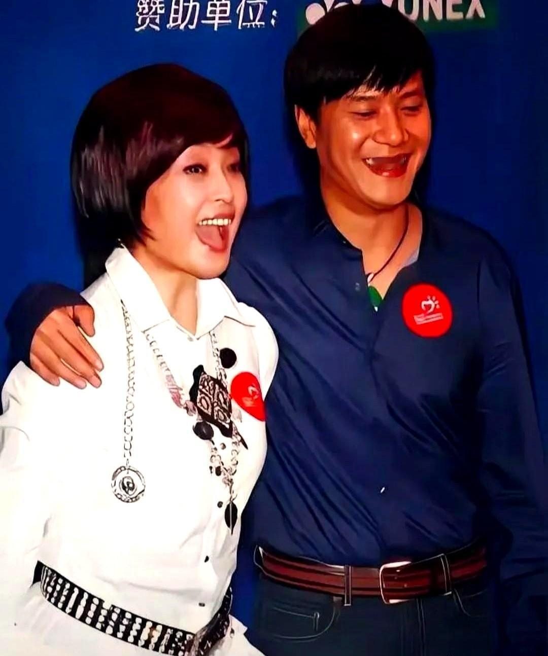 仔细看，那时的刘晓庆细眉飞扬，楚腰卫鬓，朱唇榴齿，秀韵多姿！右边那位英美俊爽的帅