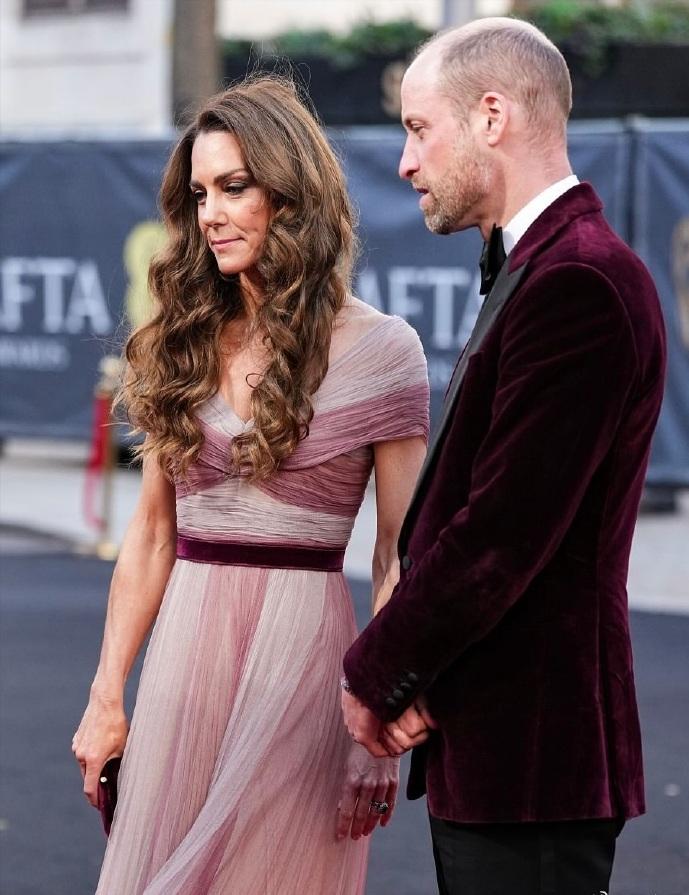 看到威廉王储和凯特王妃的这张合照，真是让人忍不住唏嘘，这两人确定才44岁？时隔