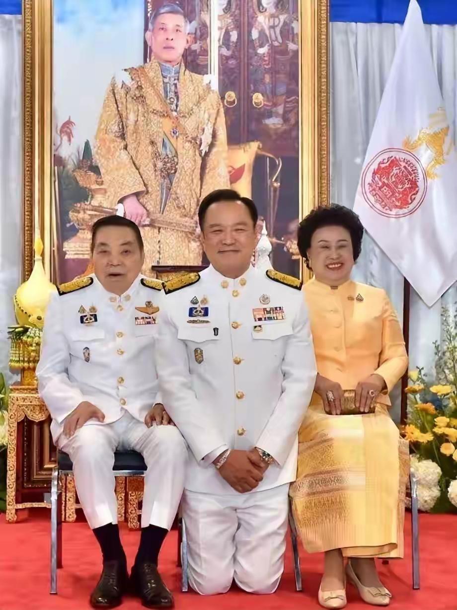 阿努廷和他爸妈在一起，他长得像爸又像妈。事业有成，有美娇妻作伴，还有爸妈宠爱的他