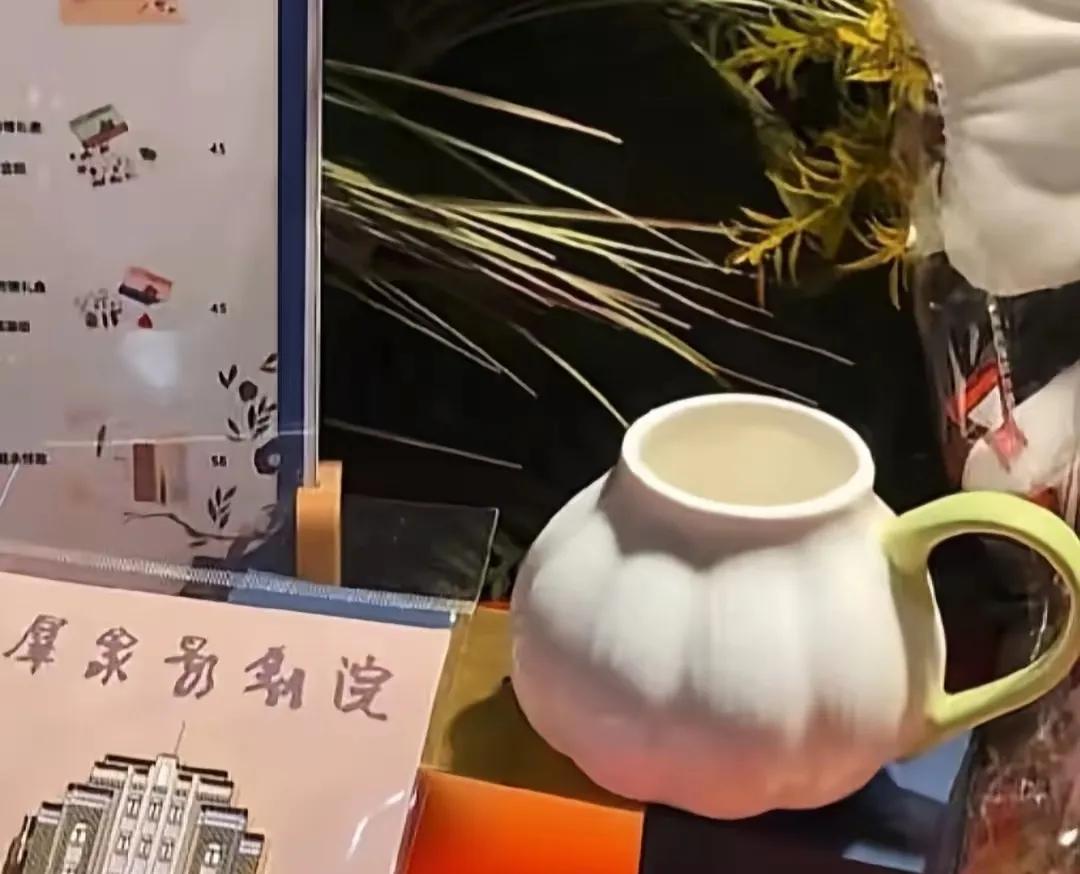 德云社门口的大蒜咖啡杯事件到底怪谁？有人说郭德纲心里还对上海那个姓周的有气，老郭