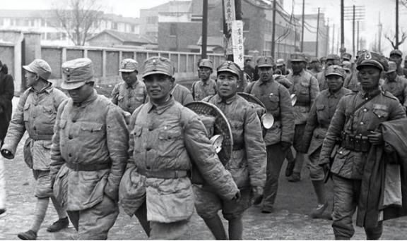 1949年，国军上将潘文华决定起义，却发现七姨太是特务，为了不打草惊蛇，他对七姨