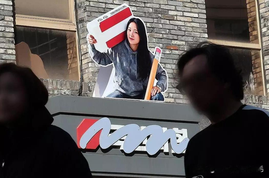 18日下午，韩国国民力量党党首张东赫在国会与院内代表宋彦锡、政策委员长郑点植、秘