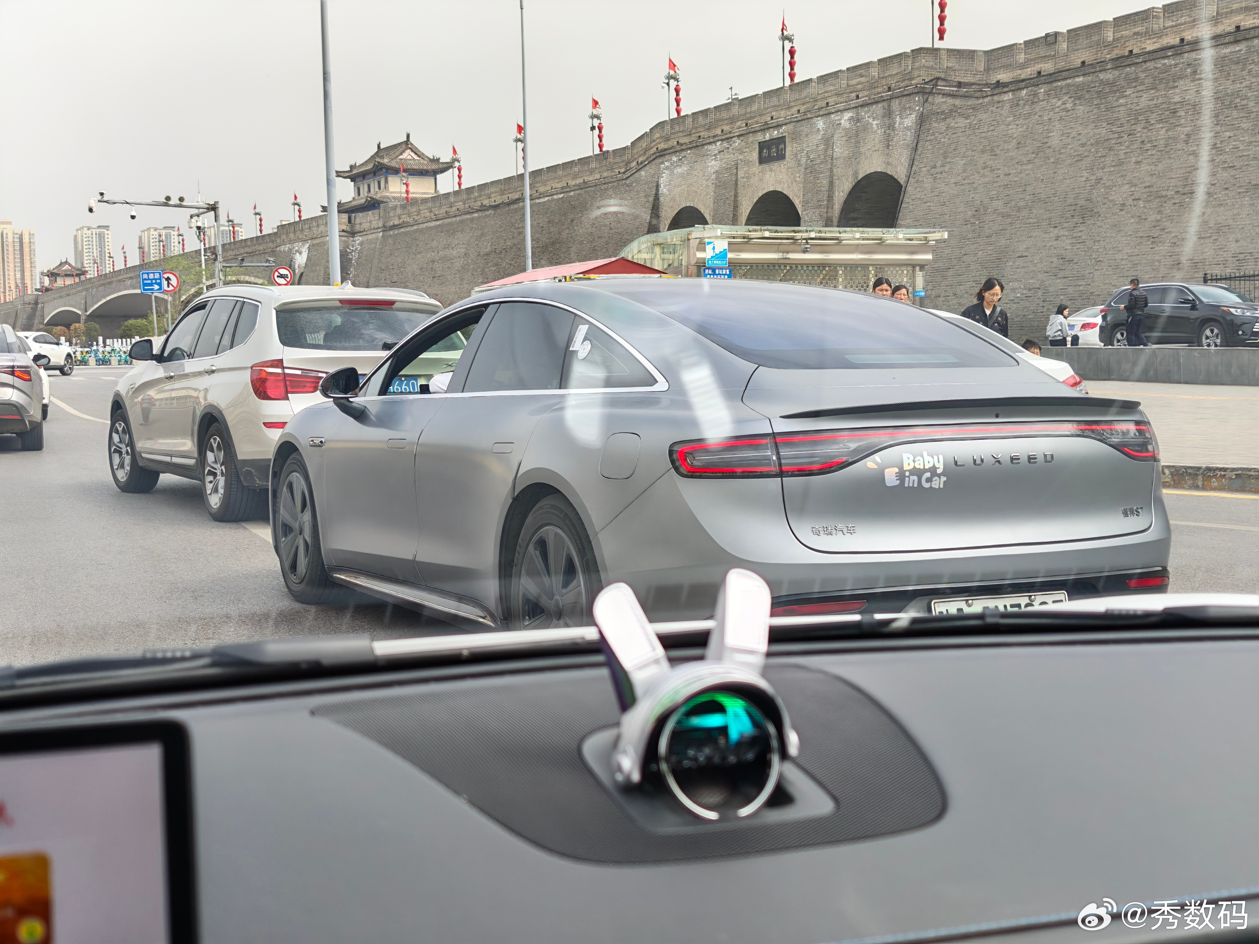 刚刚遇到智界S7车友了，在等红灯的时候摇下车窗，跟他聊了两句，他主动搭讪我。