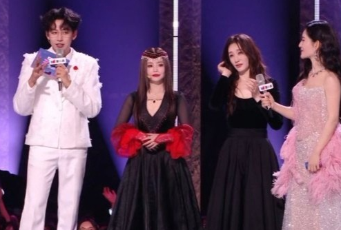 谢娜看到李小冉票数后当场泪崩不是演的，而是507票出来的瞬间，她捂嘴大哭、浑身