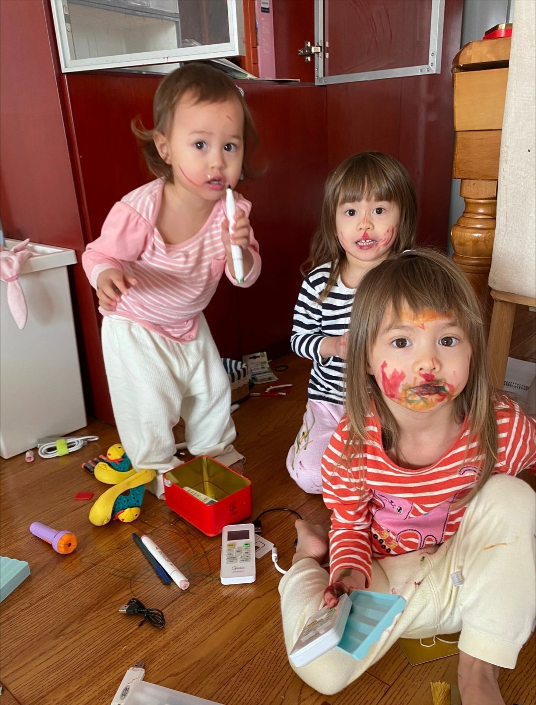 当了妈妈后，才知道家里有个熊孩子是什么感受🤣🤣卫生纸漫天飞舞、口红眼影被涂