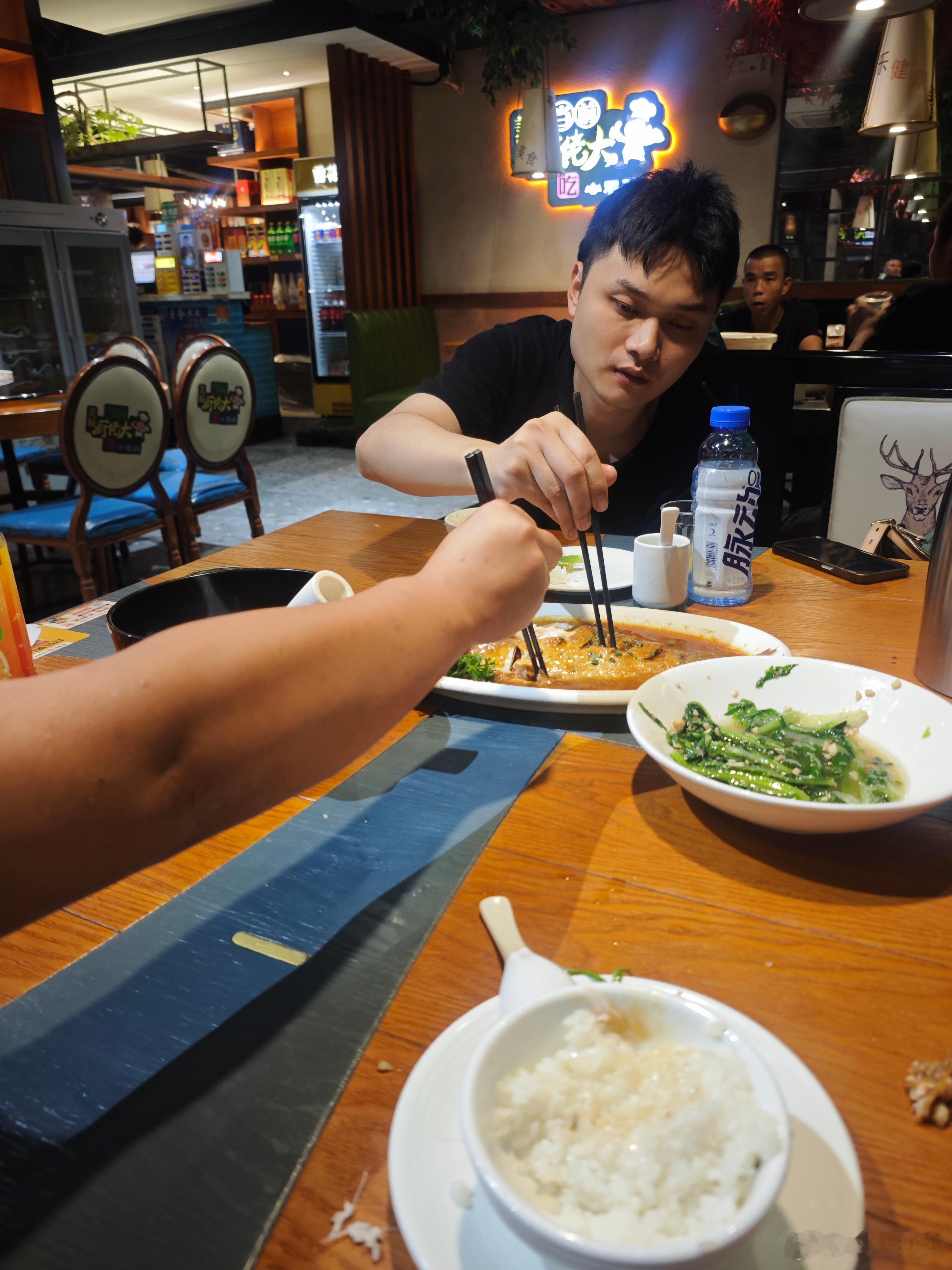 这是我身边最困难的兄弟最主要的就是之前被他爸妈给坑了他爸做生意亏了，拿他名字