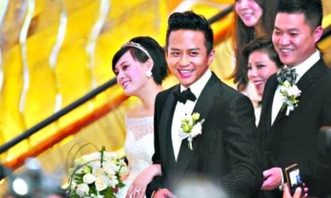 2011年邓超和孙俪在上海举办盛大婚礼，圈内大半好友都到场捧场，全场喜气洋洋、热