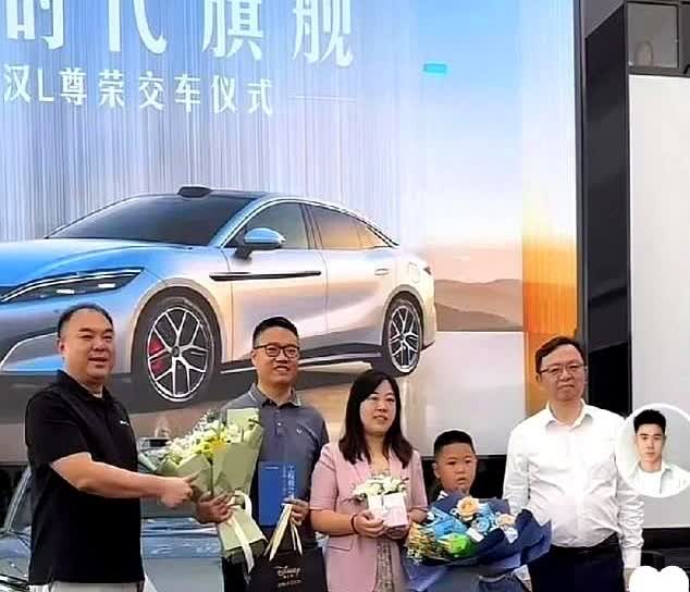 比亚迪交车仪式上，王传福正专注于流程。给一位车主交车时，车主带来的小朋友