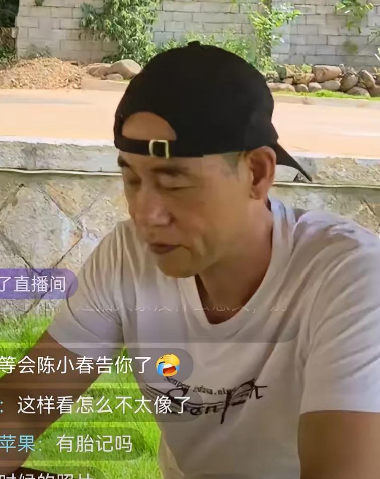 散了吧！网传像陈小春弟弟的陈先生开直播了，澄清自己不是陈小春弟弟。据其讲述，