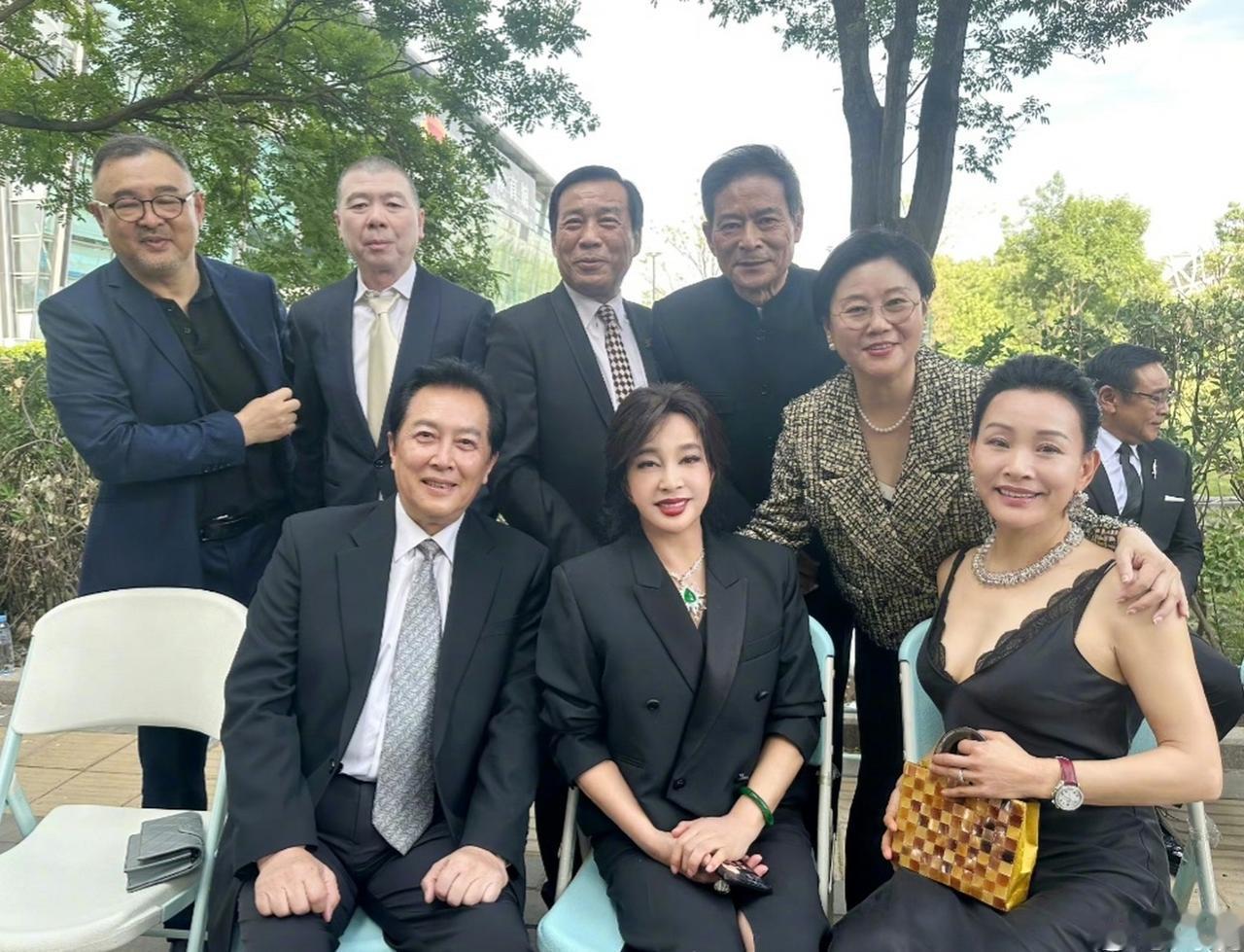 这张照片是经典电影《小花》剧组在时隔45年后的重聚合影，画面中汇聚了多位中国影坛