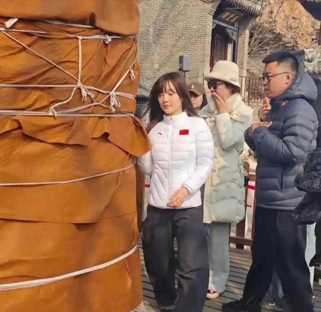 45岁李小璐素颜亮相辽宁大孤山，没了滤镜和修图，这回才看出真实年龄​