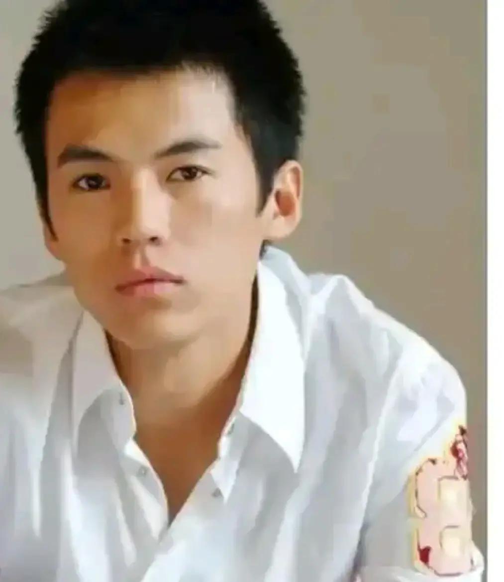 44岁才帅到出圈不是鲜肉，是时间把宋宁峰磨成了刀。皮风衣一穿，弹幕刷