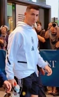 #C罗也拿着labubu#哈哈哈哈总裁也不能免俗，大家火什么他也要配什么，感觉这