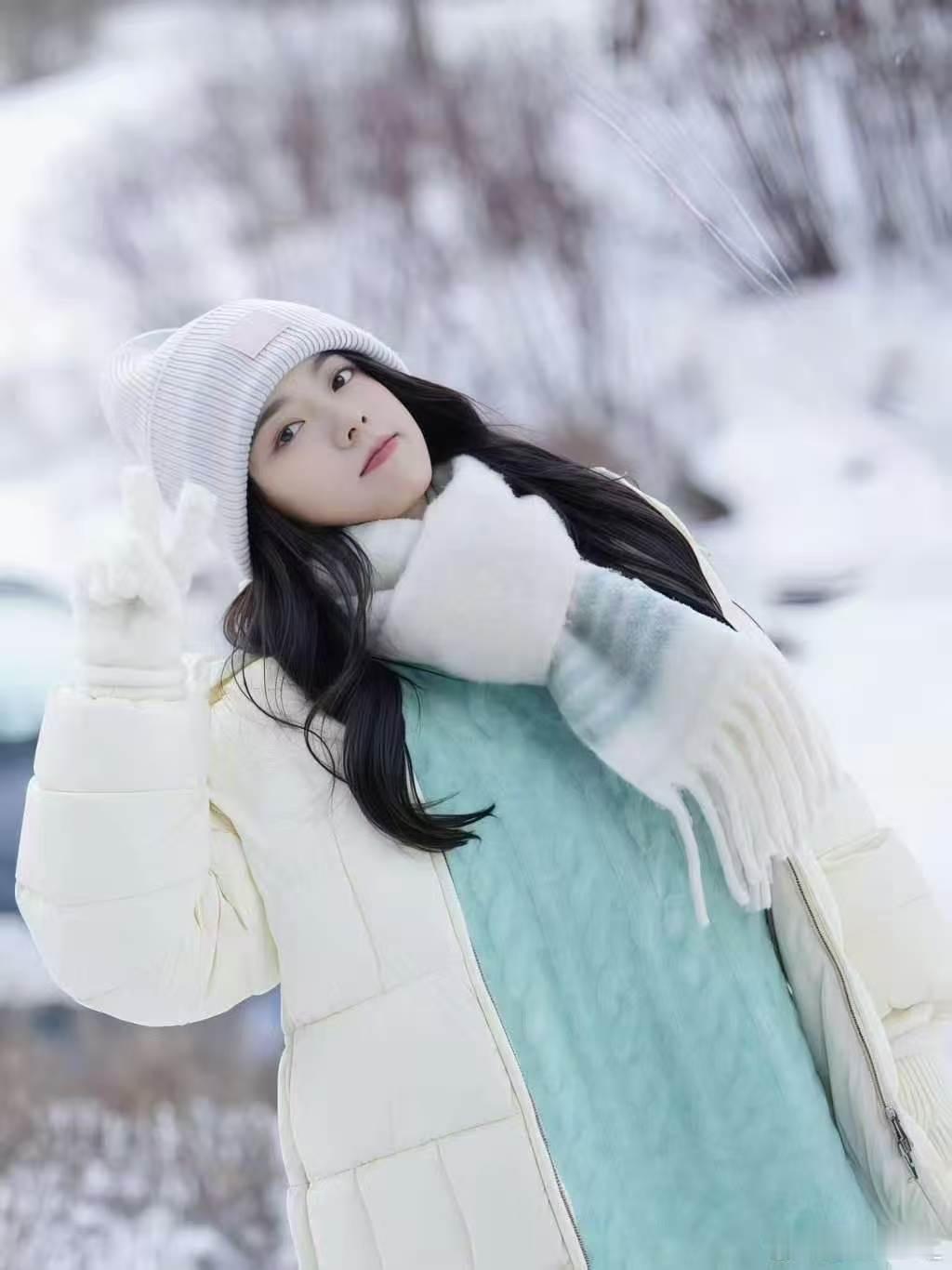 人怎么可以争气成这样太爱这种不刻意摆拍凹造型的原生颜值了，赵今麦live生图随性