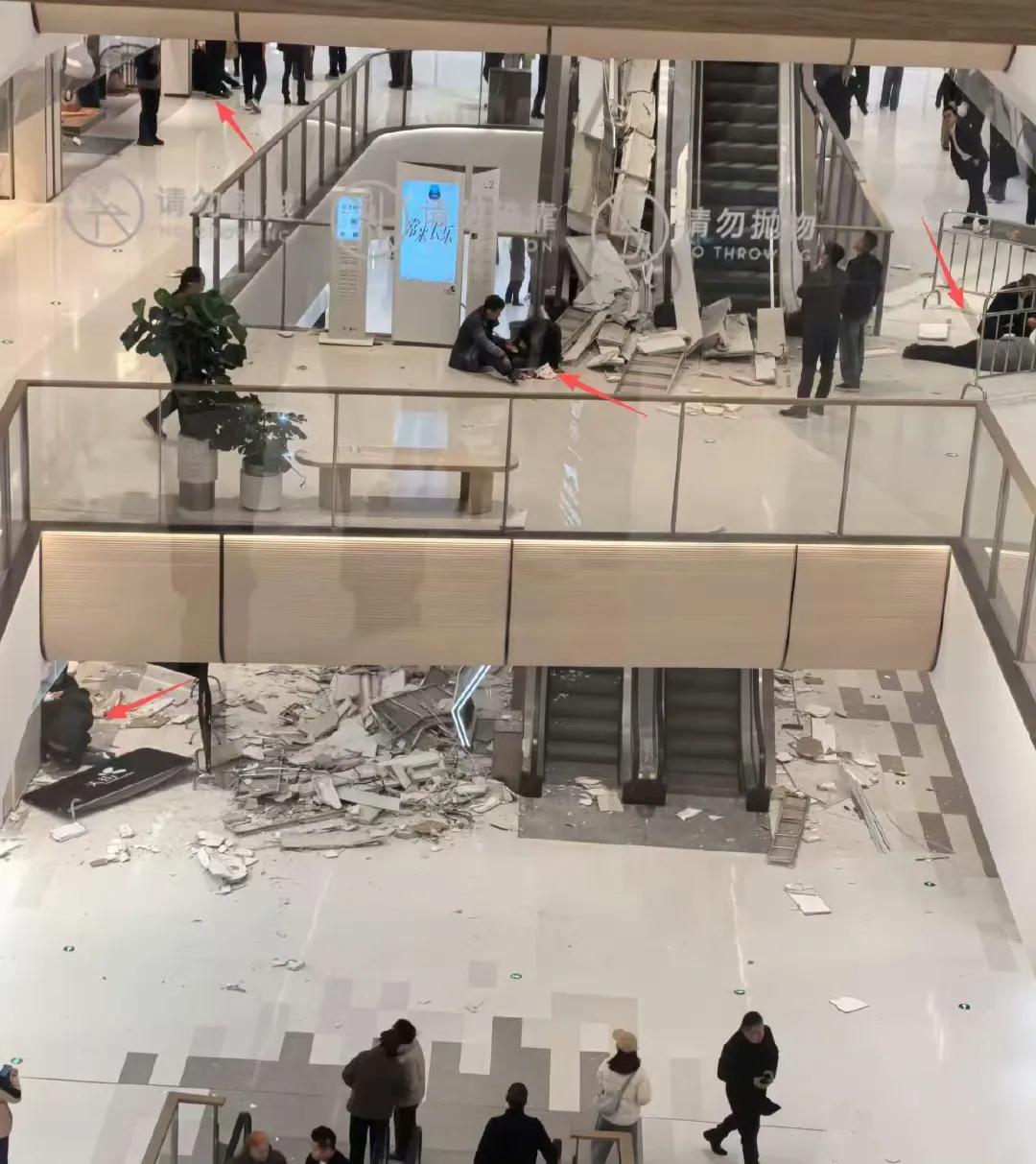 西安的龙湖长乐天街内发生吊顶脱离事故，有顾客被砸受伤。三楼天花板掉落几个灯饰