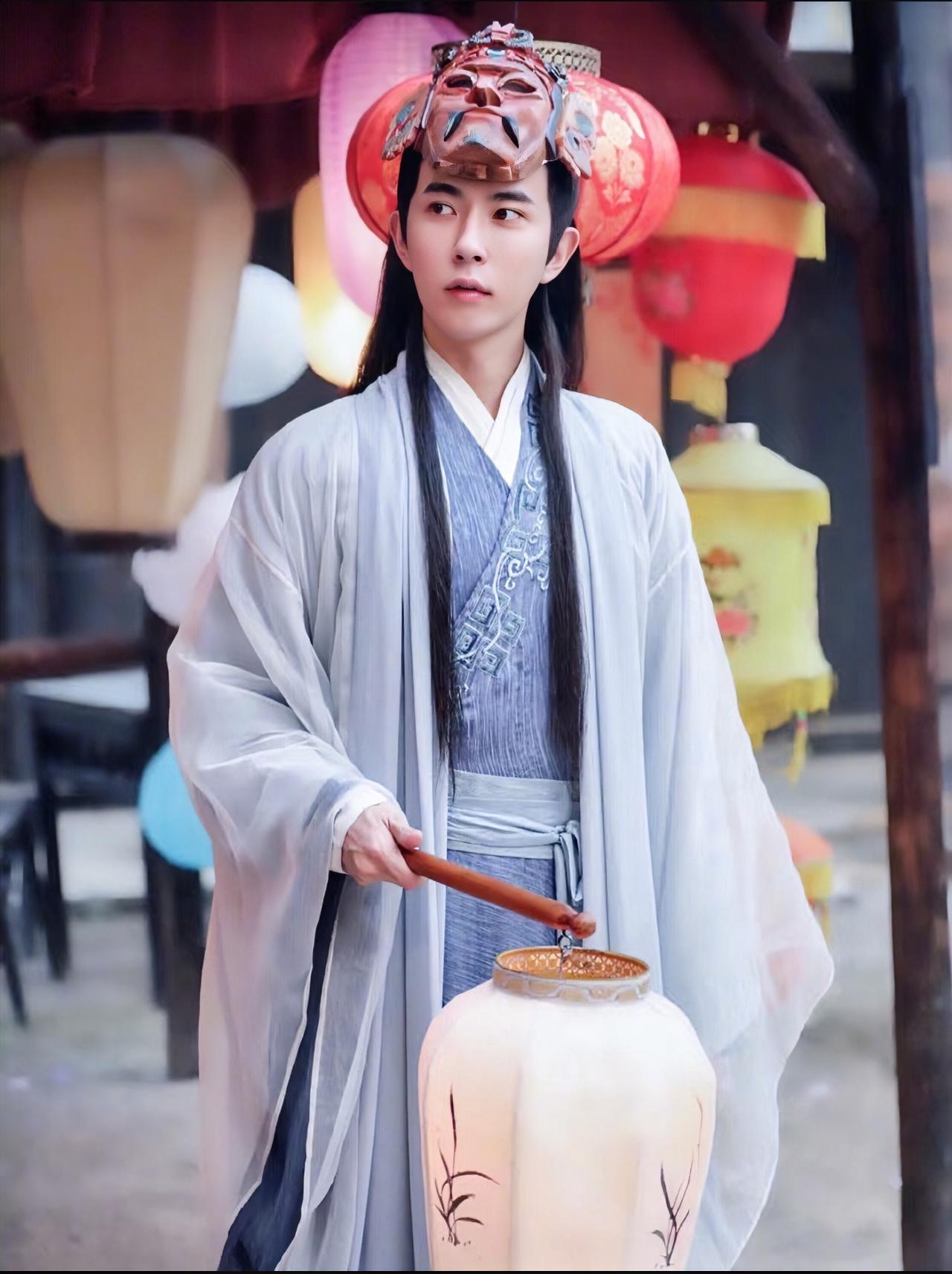 2019年春，《新白娘子传奇》片场的清晨，于朦胧总会提前半小时到化妆间。不是为了