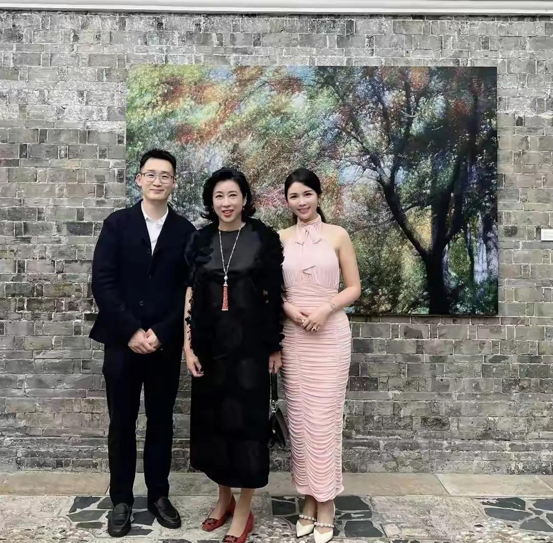 67岁朱玲玲上海办展状态绝67岁“最美港姐”朱玲玲在上海办展，一袭黑裙优雅