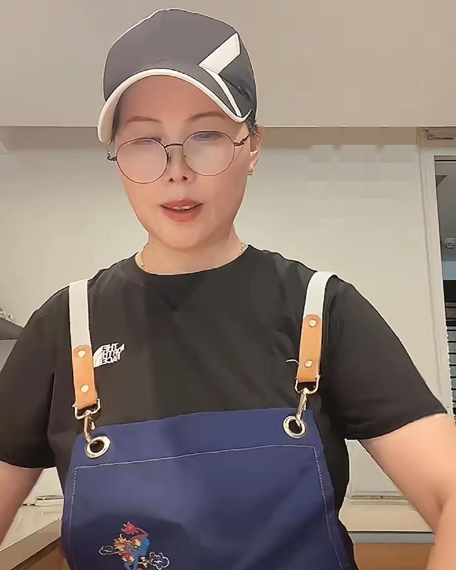 接连曝出的家庭动态，让不少关注这一家人的网友放下了心中的猜测。此前关于两个孩子定