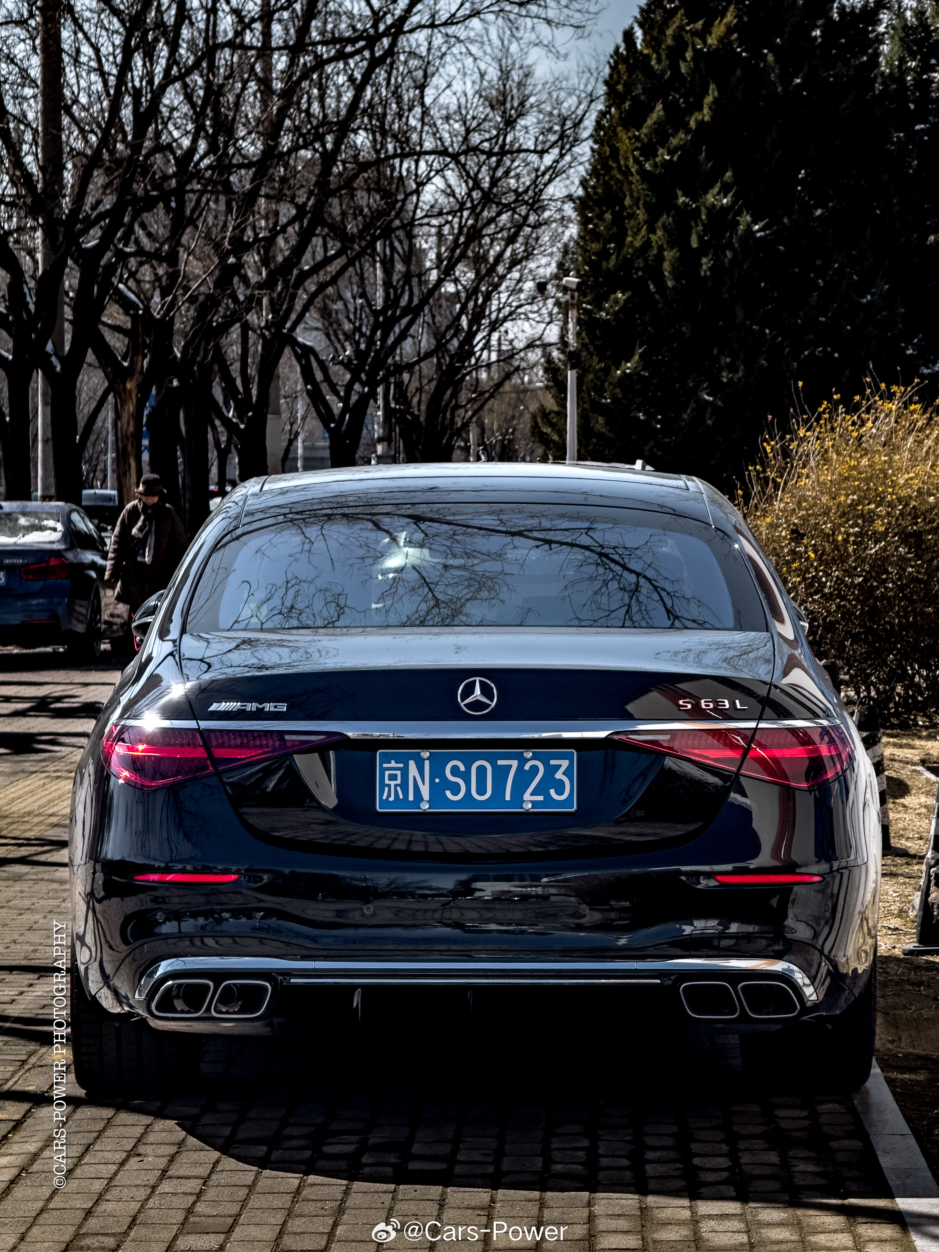 第一次在路上看到活的现款AMGS63L黑色涂装太夯了西装暴徒就是它了🖤🖤?