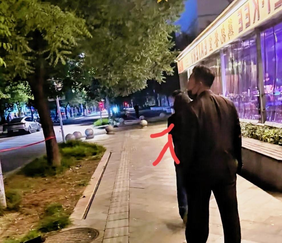 玥儿回京的街头散步，表面看是温馨父女情，戳穿了看，不过是咱们普通人最缺的那份“安