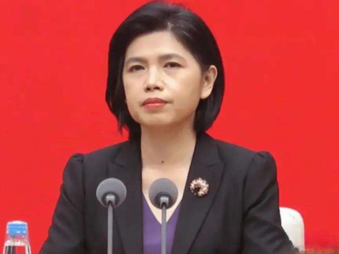 美国人后背一阵发凉！美日德三家全出手，愣是被一个女人硬刚回去了华盛顿最怕的场