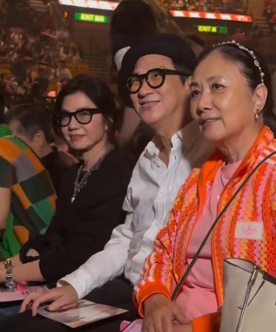今天汪明荃和钟楚红还有张家辉一起去看陈慧琳的演唱会，三位都很有明星魅力。汪明荃