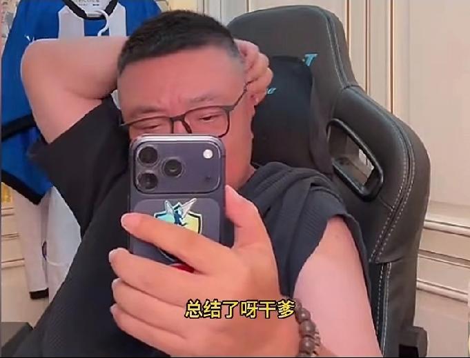 吕孟洋每天训练后必向干爹董路汇报，第一句话就是:干爹，我今天训练好了，我觉得我踢