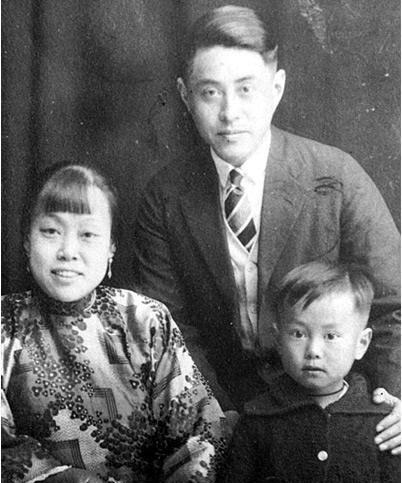 两代人的接力：杨振宁背后的“双引擎”父母1957年，当杨振宁站上诺贝尔物理