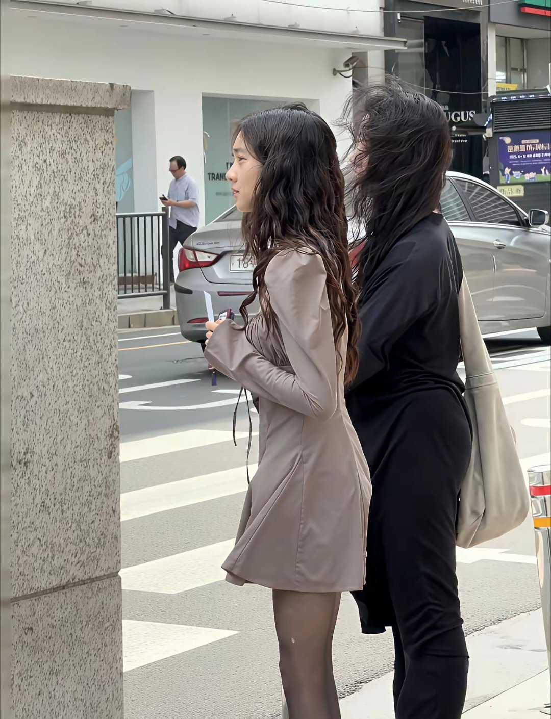 黄多多被网友偶遇完全纸片人身材​​​