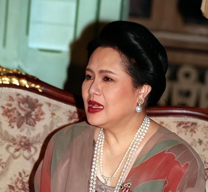 这几天的泰国,空气里都飘着眼泪,10月24号晚上陪了泰国人快70年的诗丽吉王太后