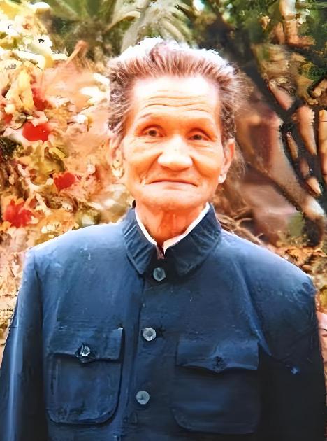 1947年，重庆白公馆监狱的放风坝上，一个蓬头垢面穿得破破烂烂的老头，正围着一棵