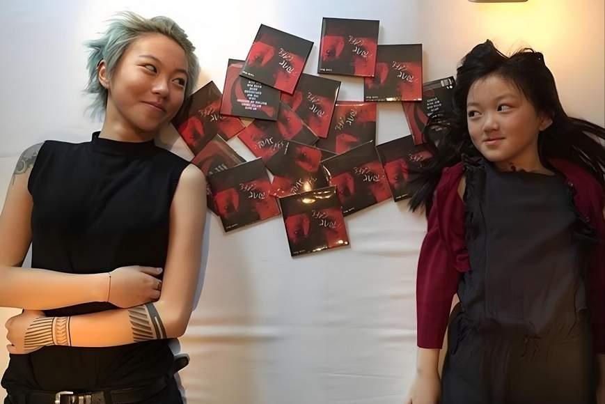 李嫣命太好了。不愧是天使降临人间。首先，她不缺爱。爸爸爱她，妈妈爱她，姐姐爱她，