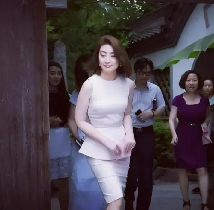 投胎在这种家庭，也真是不容易，物资丰富，精神分秒紧绷，一步步被磨成无情无爱，稍有