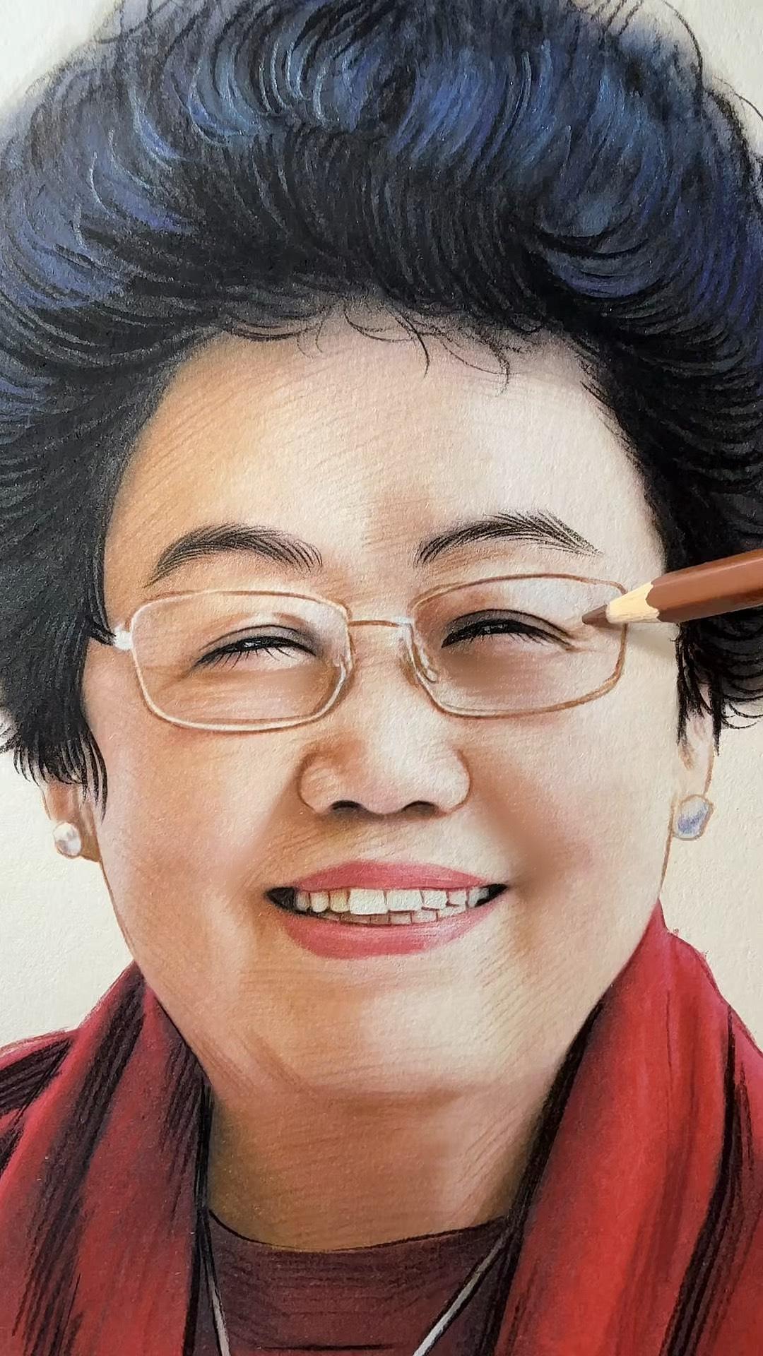 陈丽华，这名字听着就有讲究，越品越有味道。“丽”是风华绝代的气质，藏着她