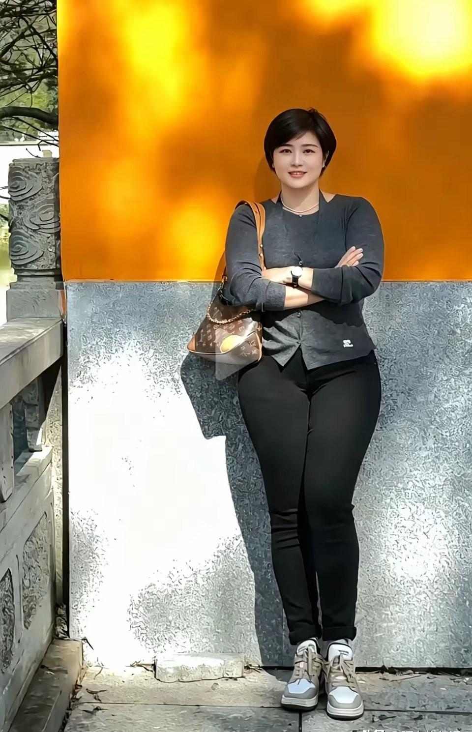 大部分男人都喜欢身材高挑，体重50公斤以下的女孩！突然发现其实微胖的女生也很漂亮