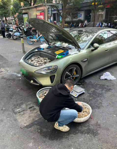 早晨出门偶遇，小米车主把su7的前备箱里装满了梭子蟹在路边卖，原来前备箱还能这么