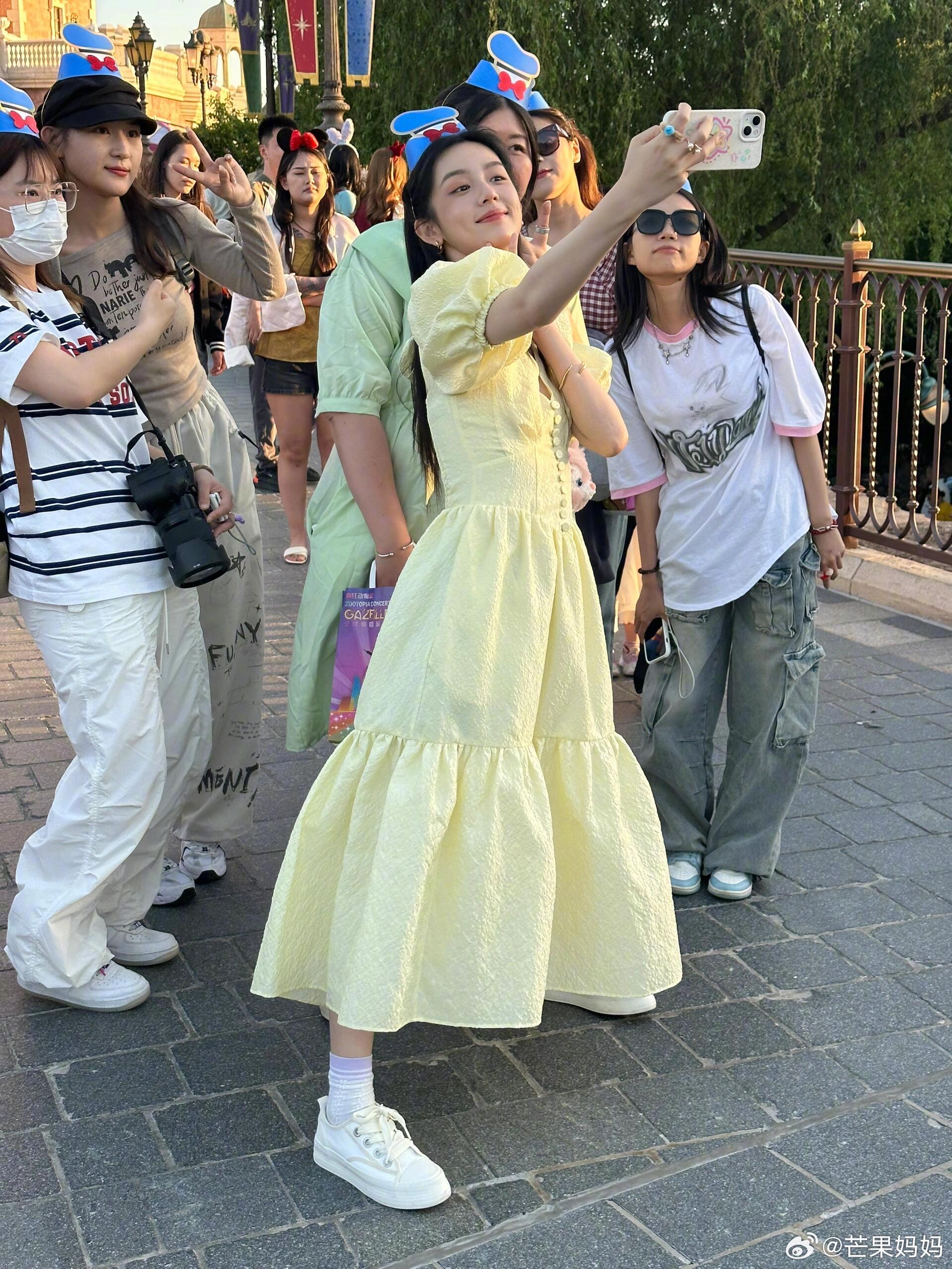 路人原相机下的周也，小头小脸高清的五官，根本不需要精修的一张脸