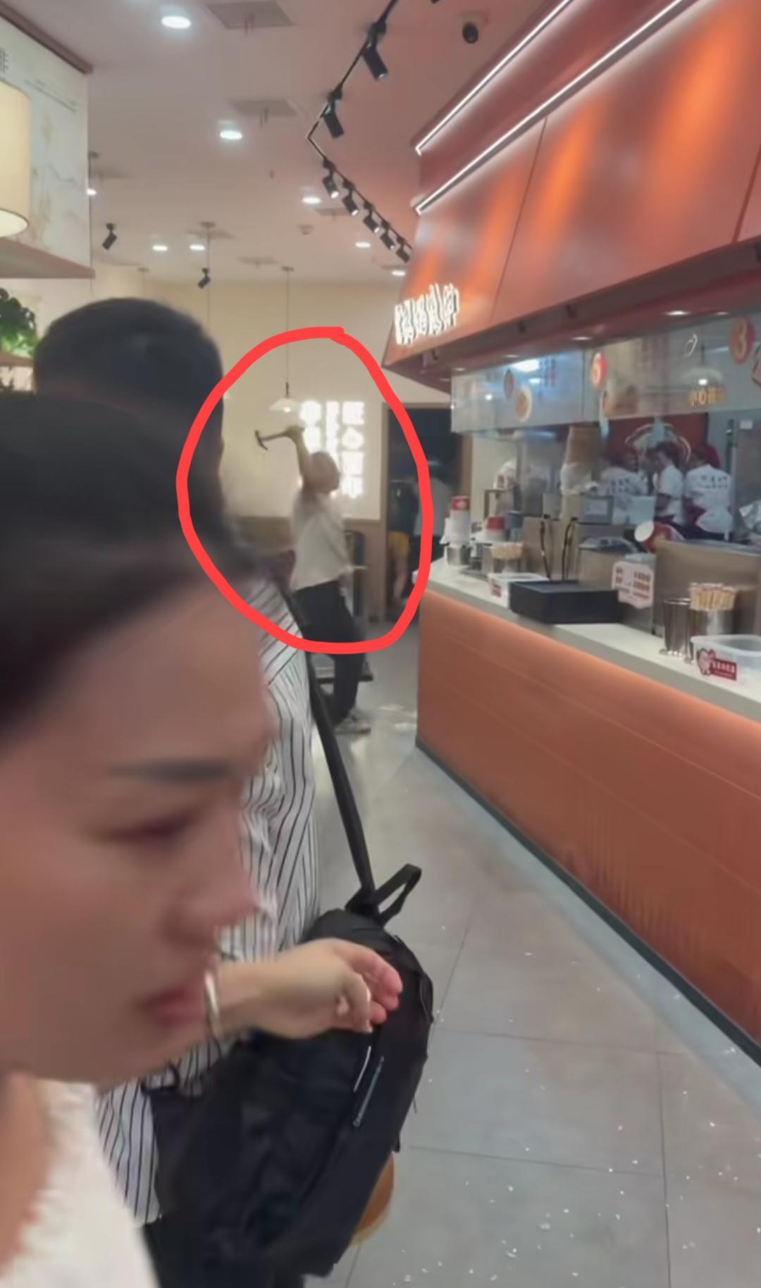 湖北武汉，外卖小哥发视频称:骑手兄弟们，千万不要太冲动啊！这样一搞事情就搞大了。