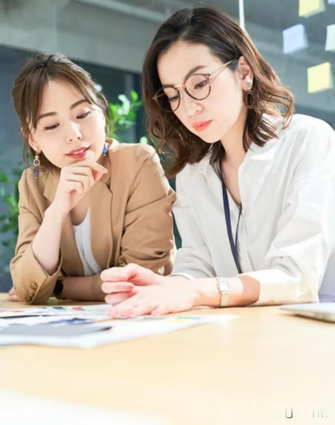 人在单位：不说三话1、不说怨话在职场工作，不要冲动说出一些怨话。有些话