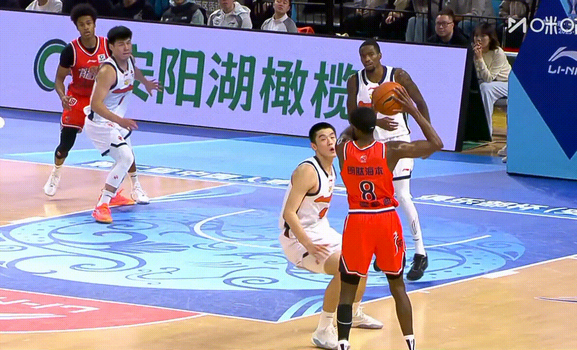 杜锋后悔了吧！用徐昕换焦泊乔，结果战旧主，徐昕用高效的表现打脸杜锋，14分7篮板