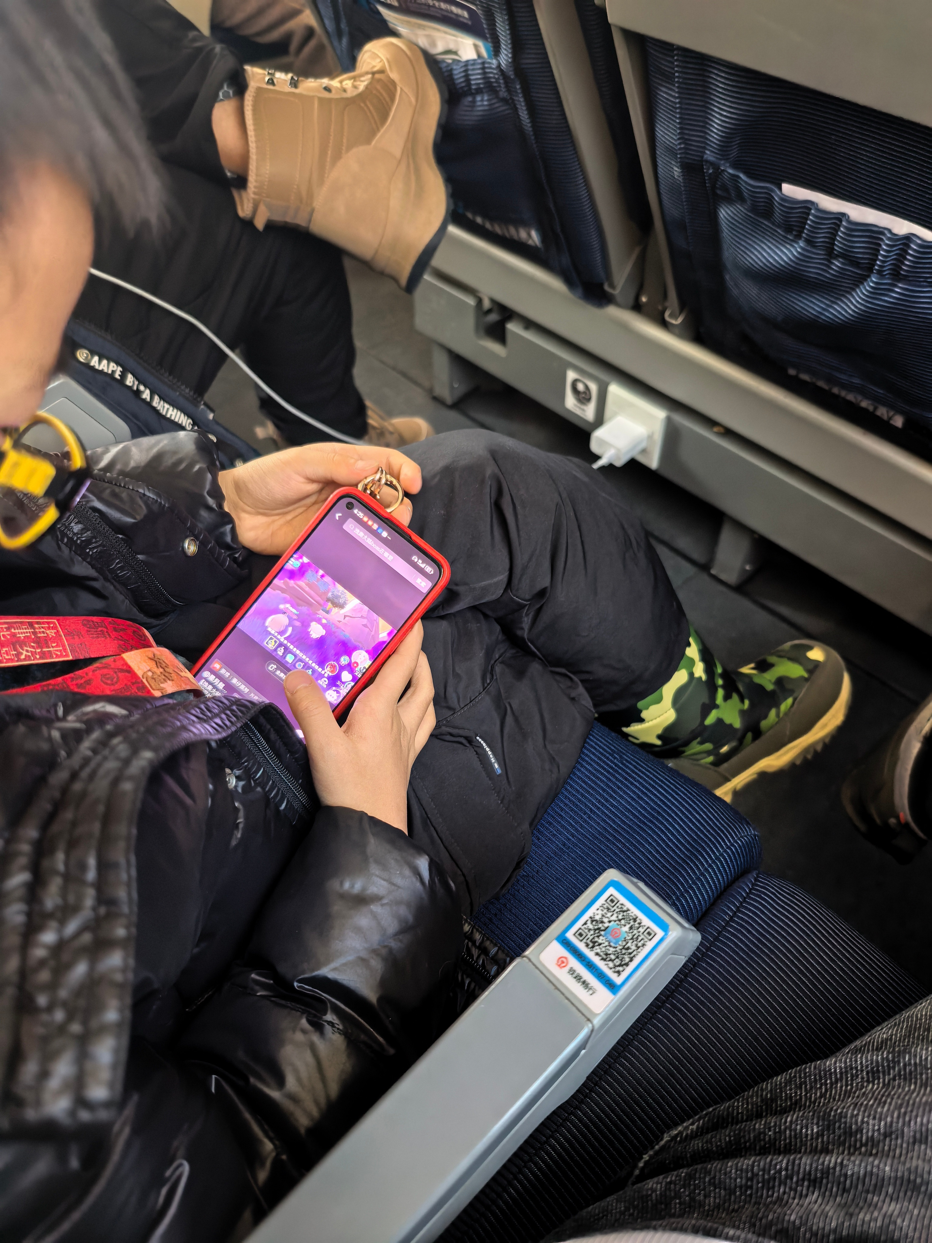 这老弟，小脚丫有点不听话他老爸在旁边玩手机也不管