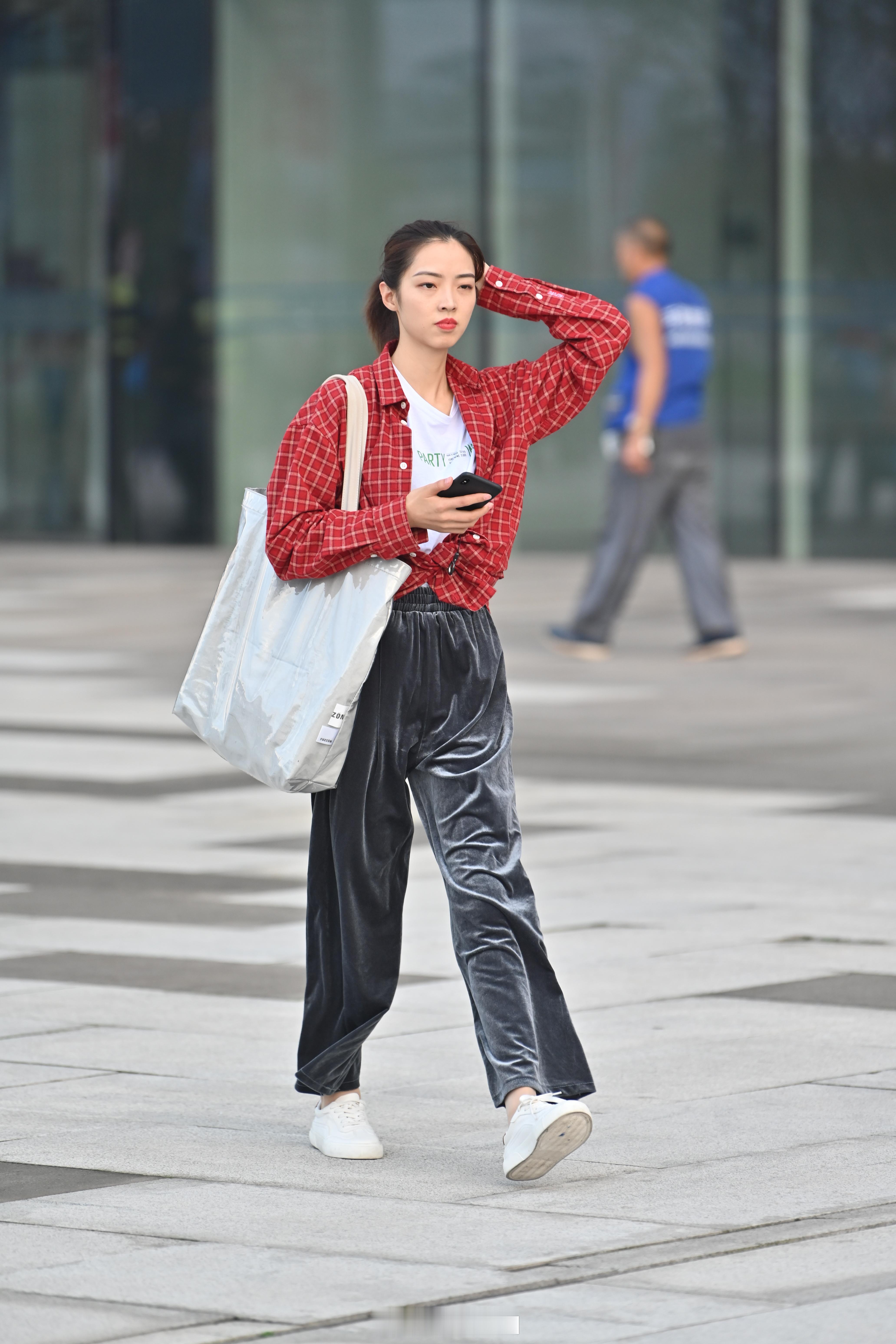 【成都街拍】周二，宝贝们早安！丨摄影拍照每日穿搭​​​