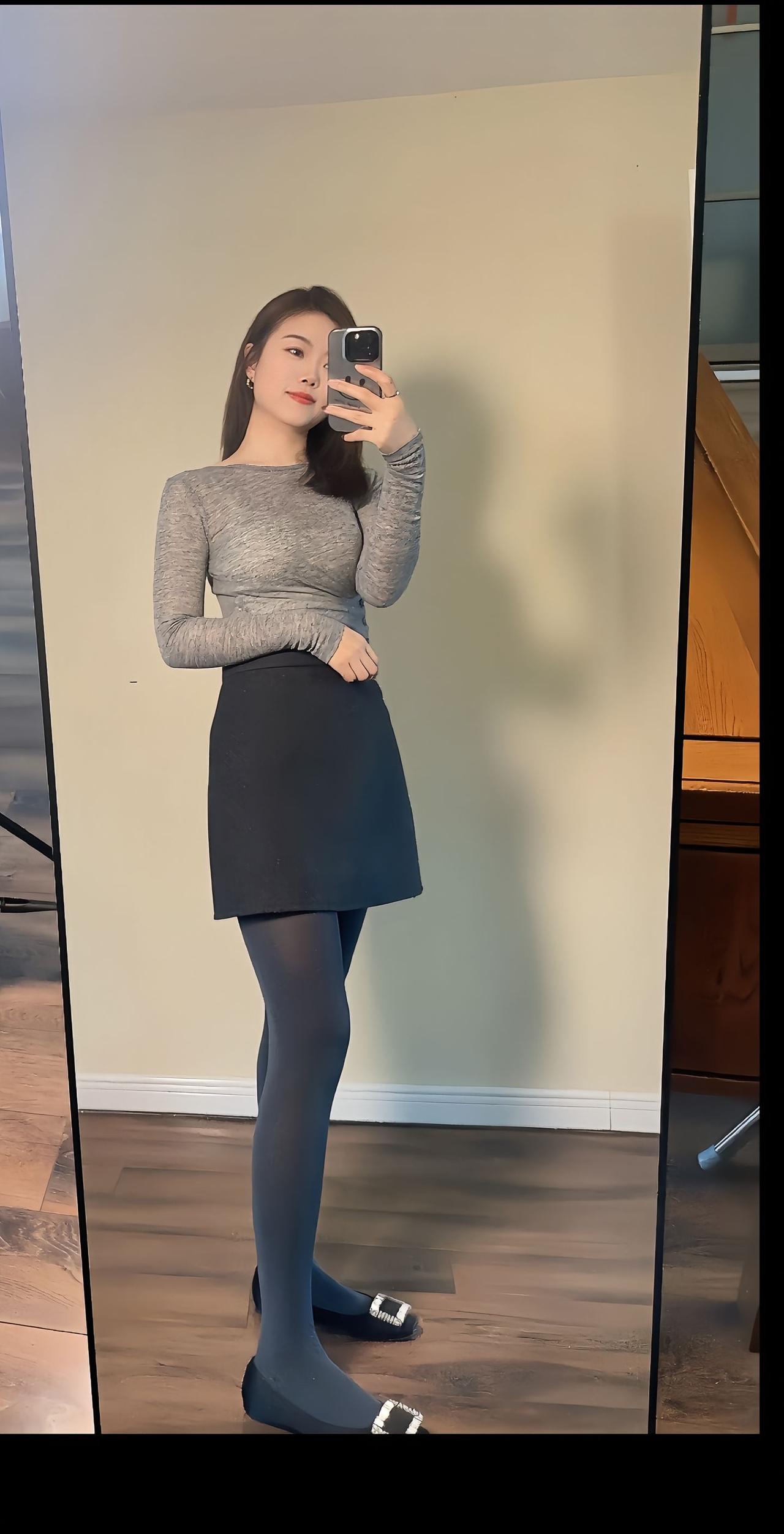 优雅气质穿搭，灰色毛衣+黑色短裙，简约时尚！