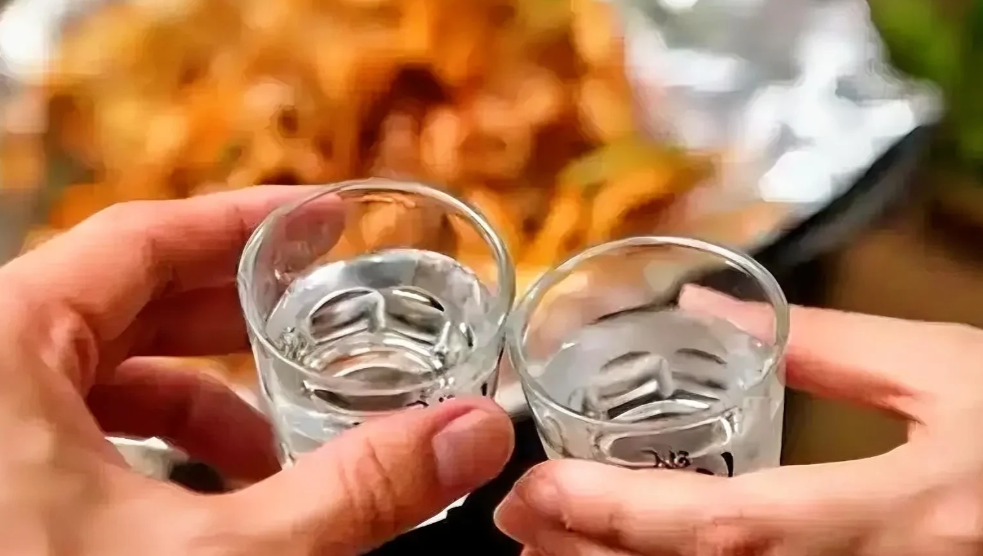又是喝酒惹的祸！黑龙江齐齐哈尔，一男子在参加聚餐过程中饮酒，而后，他们又来到歌厅